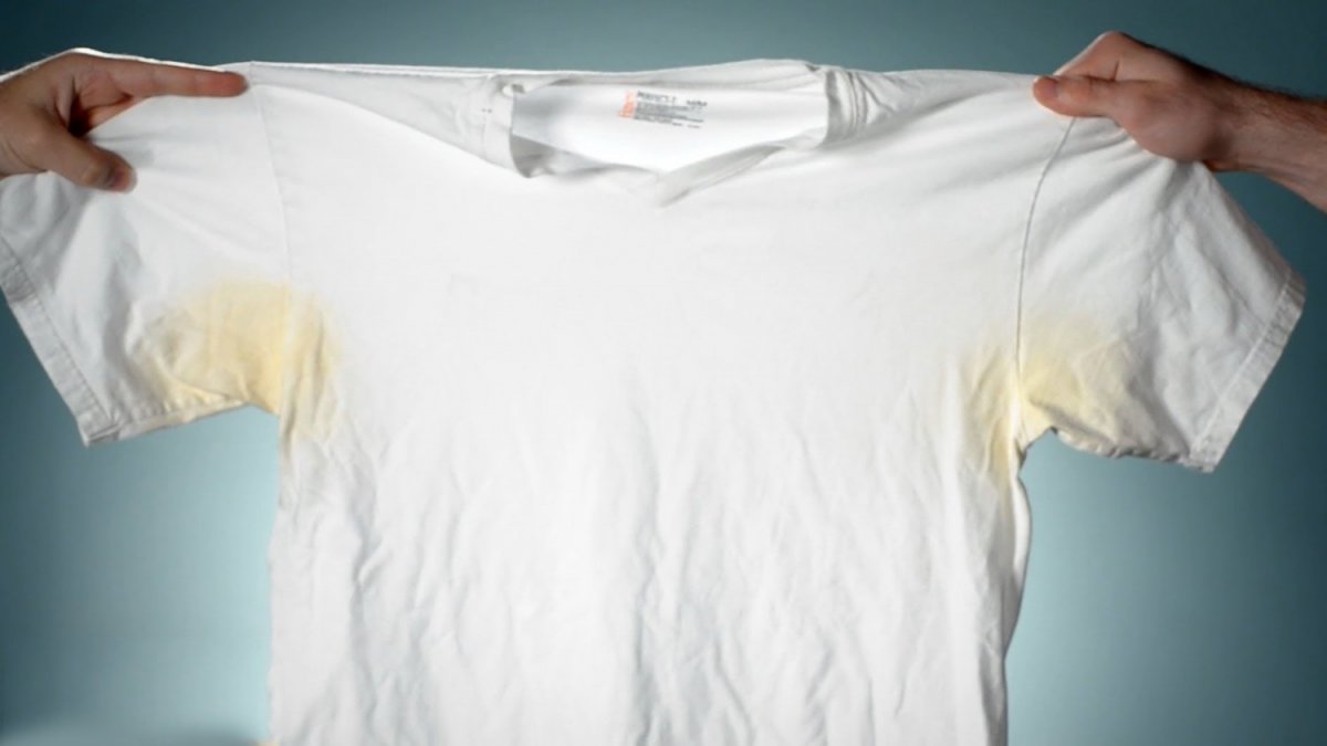 Как удалить желтые пятна с белой одежды: эффективные способы