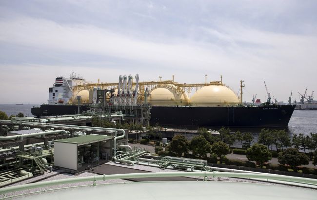Слідом за нафтою Росія створює тіньовий флот для експорту скрапленого газу, – Bloomberg