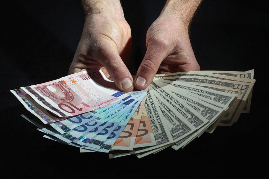 Курс валют на 28 марта: как изменилась стоимость доллар, евро и злотый?