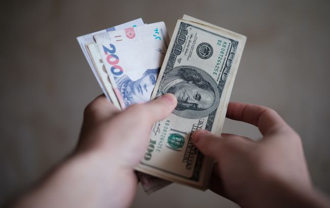 Долар трохи подешевшав: свіжі курси в обмінниках Долар трохи подешевшав: свіжі курси в обмінниках