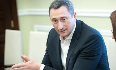 Командировка или бегство? Что известно об отъезде министра Чернышова на фоне коррупционного скандала