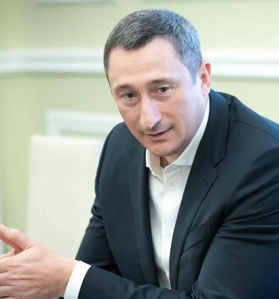 Командировка или бегство? Что известно об отъезде министра Чернышова на фоне коррупционного скандала