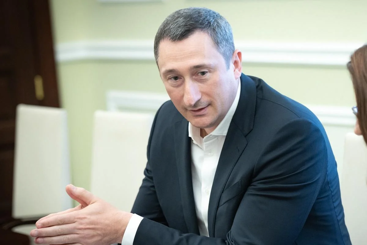 Командировка или бегство? Что известно об отъезде министра Чернышова на фоне коррупционного скандала