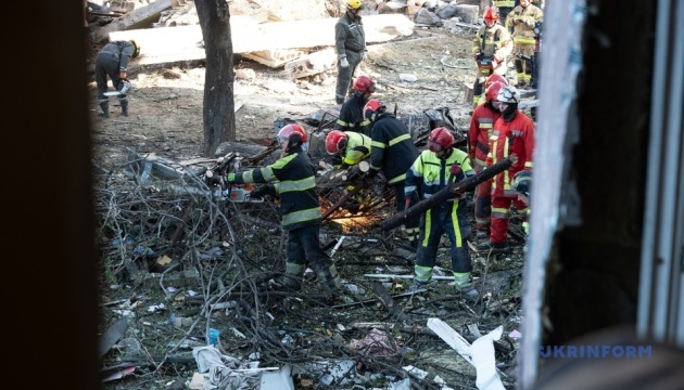 Под завалами могут быть люди: число пострадавших в Киеве резко возросло после атаки