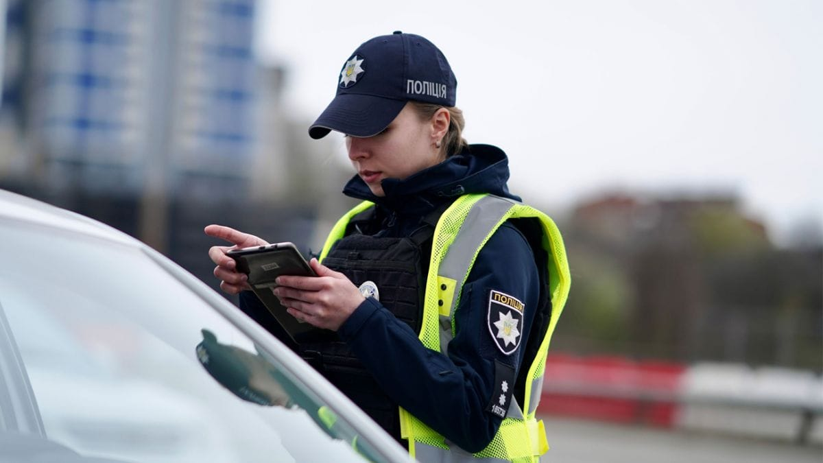 Что делать, если вас остановила полиция: порядок действий и как себя вести