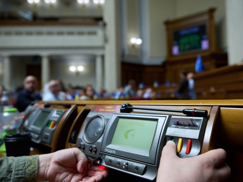 16-й раз подряд: зачем Рада снова продлевает особые полномочия