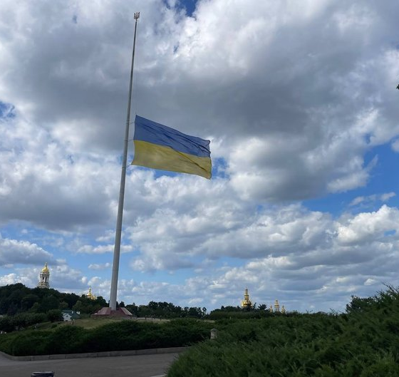 Киев временно опустил главный флаг: что произошло