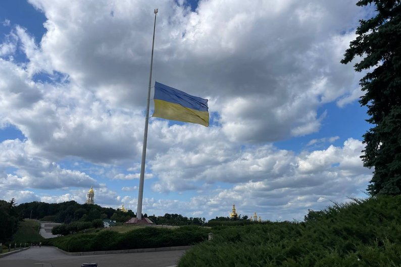 Киев временно опустил главный флаг: что произошло