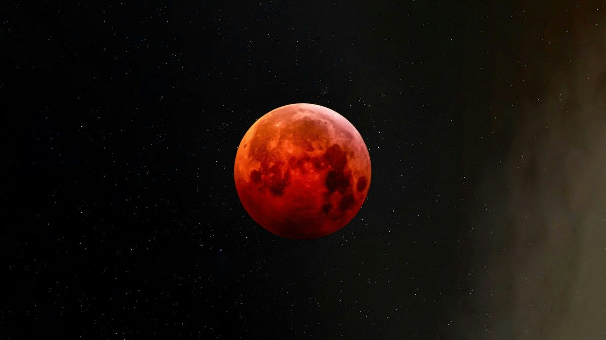 Кровавая Луна 2025: когда и где увидеть полное затмение 7 сентября и что нельзя делать