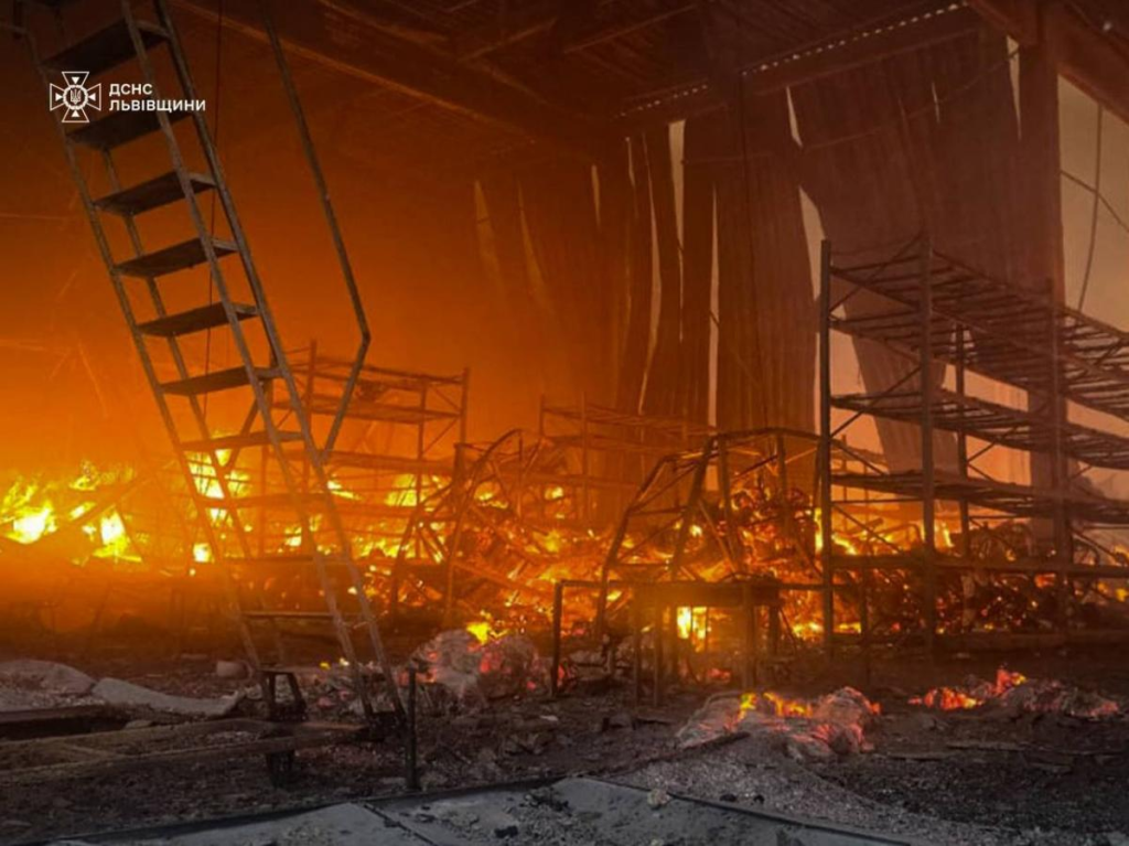 «Беды очень много»: массированная атака на Львовщину — 90 ракет и дронов, разрушены дома, школа и церковь