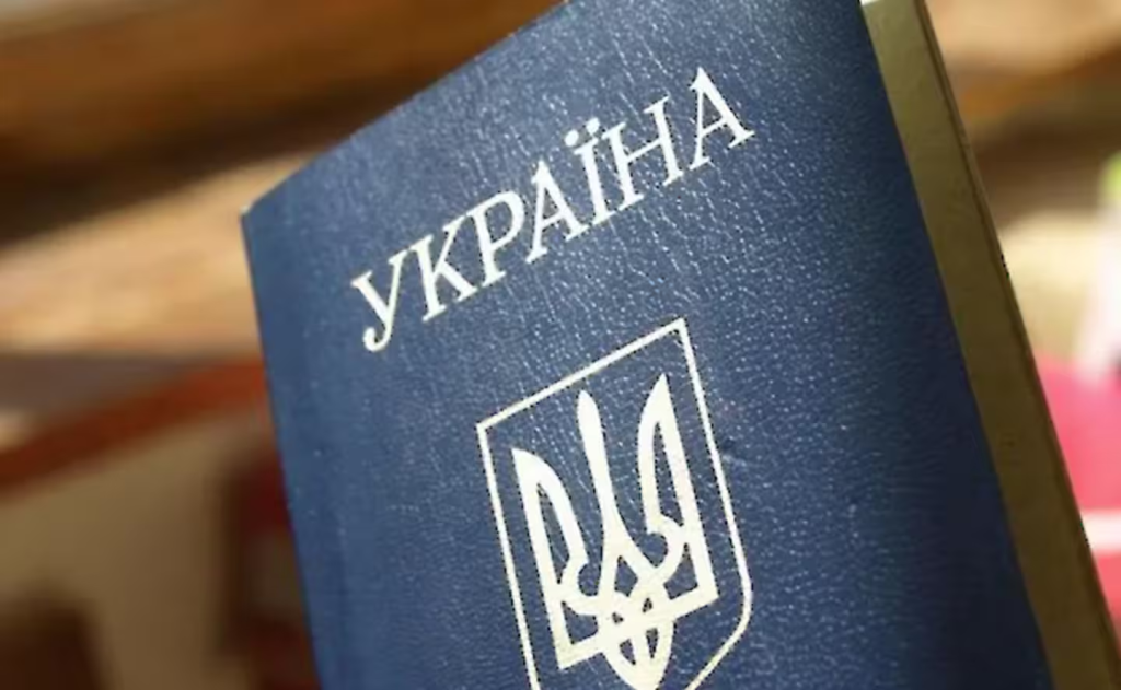 Биометрический паспорт теперь обязателен: в Украине отменили продление загранпаспортов