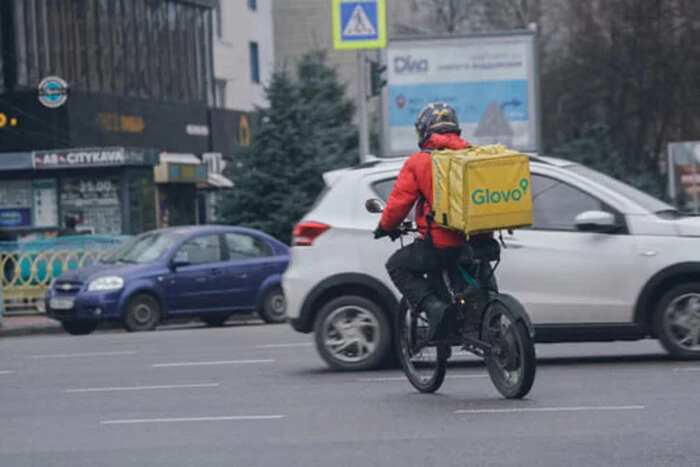 Сбой в Glovo: списывают чаевые 5000–11000 грн — что происходит и как вернуть деньги Glovo списывает 5000–11000 грн чаевых: украинцы жалуются на сбой и возврат денег