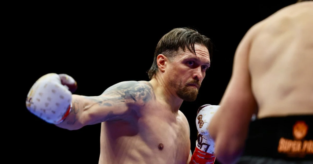 Усик нокаутировал Верховена в 11 раунде и защитил титул WBC в тяжелом бою