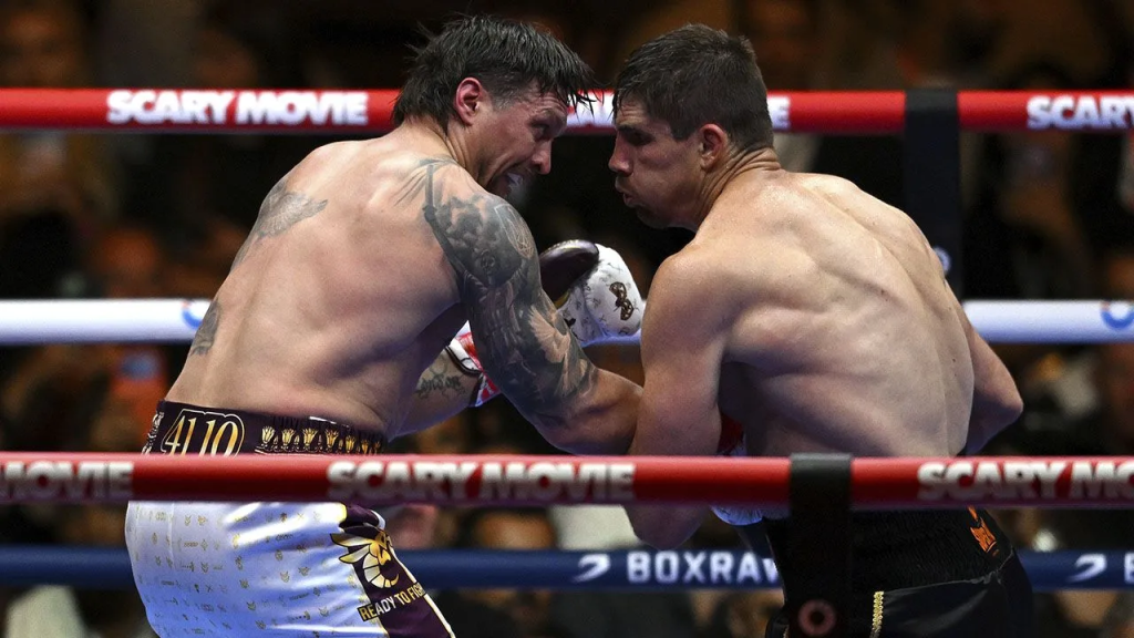 Усик нокаутировал Верховена в 11 раунде и защитил титул WBC в тяжелом бою
