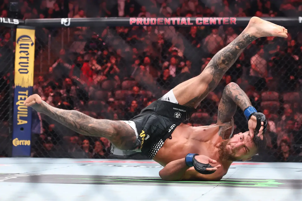 Ярослав Амосов досрочно победил Хоэля Альвареса на UFC 328: как прошёл бой