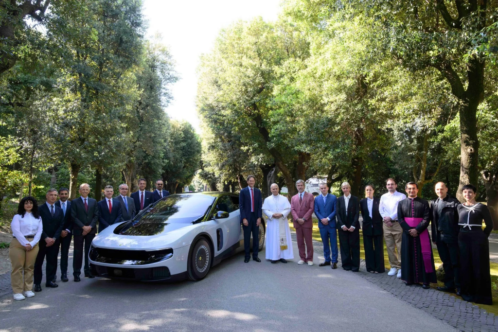 Ferrari показала Папе Льву XIV свой первый полностью электрический автомобиль