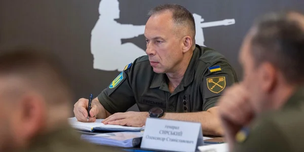 Зеленский уволил Сырского с должности главкома ВСУ: кто его заменит и чем он запомнился Зеленский уволил Сырского с должности главкома ВСУ: кто его заменит и чем он запомнился