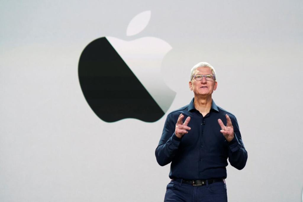 Тим Кук ушел с поста главы Apple после 15 лет: кто стал новым CEO компании